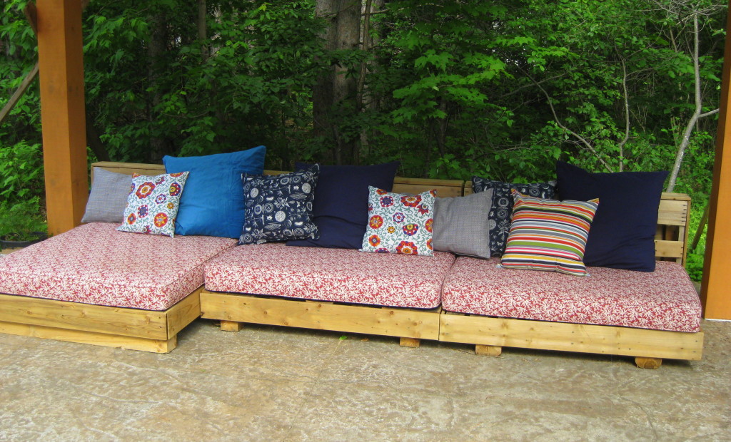 Bohemian Pallet Patio Couch The L, How To Make Cushions For Outdoor Pallet Furniture